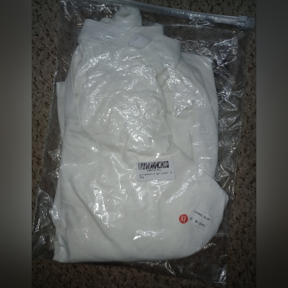 New White V-neck Top - Picture 7 of 7